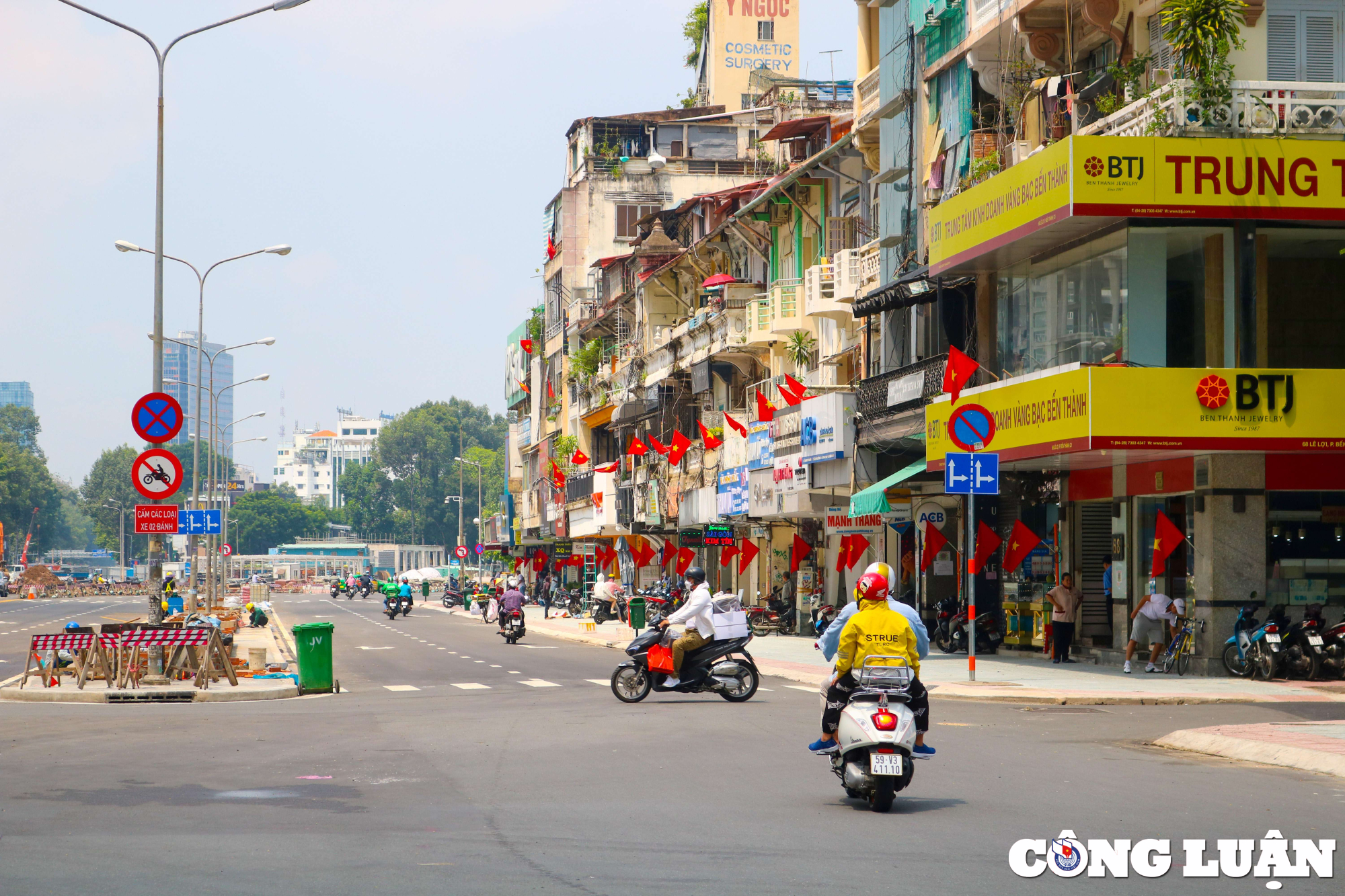 le quoc khanh 2 9 duong sa tp hcm sang ruc voi co do sao vang hinh 5