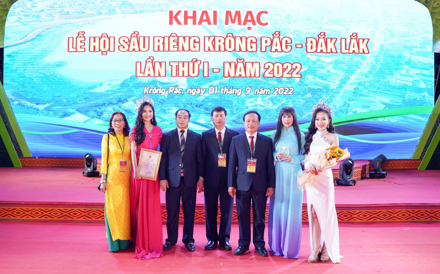 ba nang hau nhu quynh thanh ha phuong nga tro thanh dai dien hinh anh cua le hoi sau rieng hinh 2