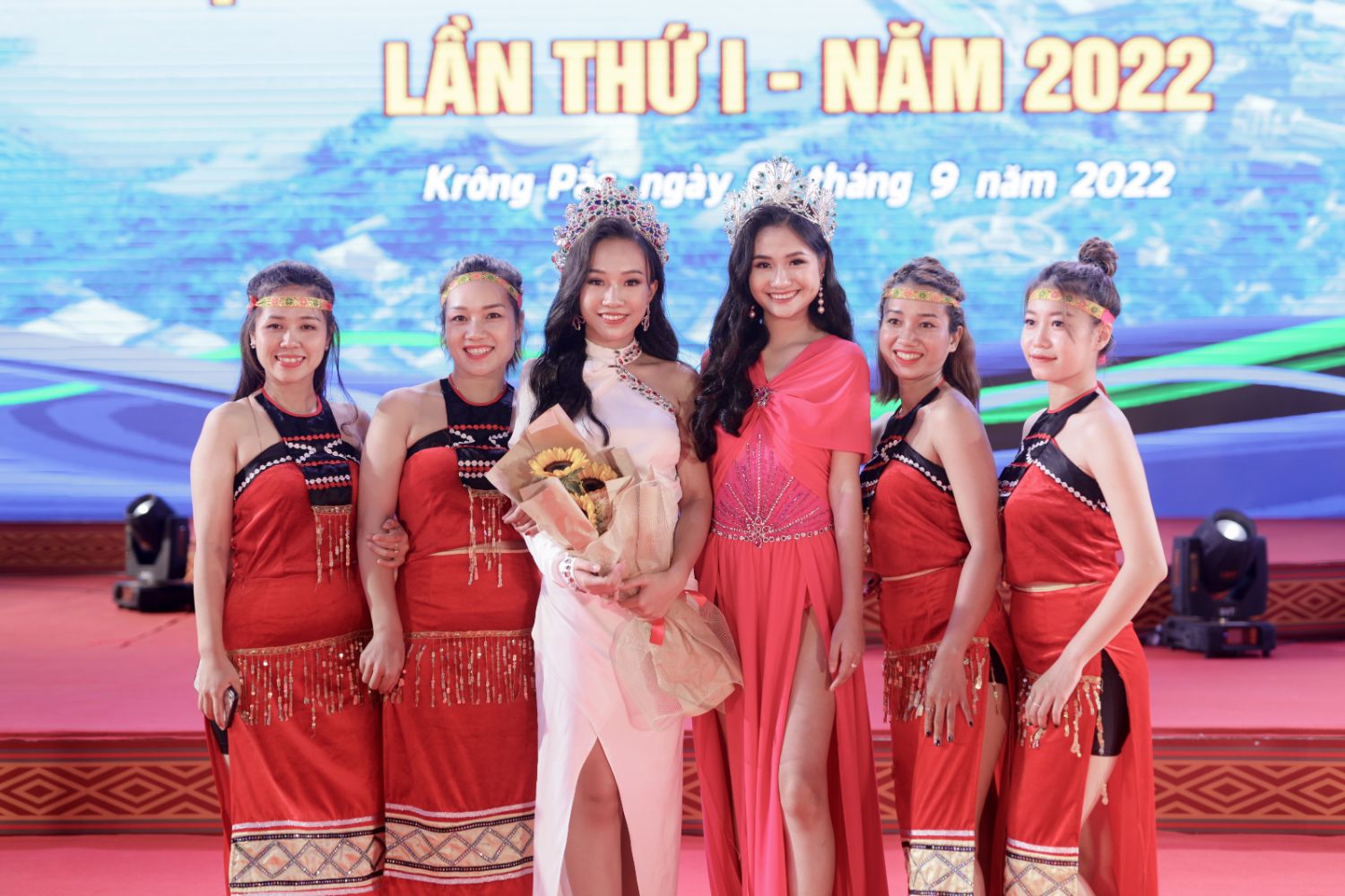 ba nang hau nhu quynh thanh ha phuong nga tro thanh dai dien hinh anh cua le hoi sau rieng hinh 6