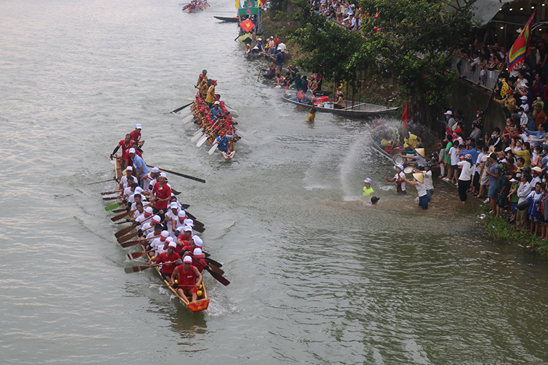 ron rang le hoi dua thuyen tren que huong dai tuong vo nguyen giap hinh 3