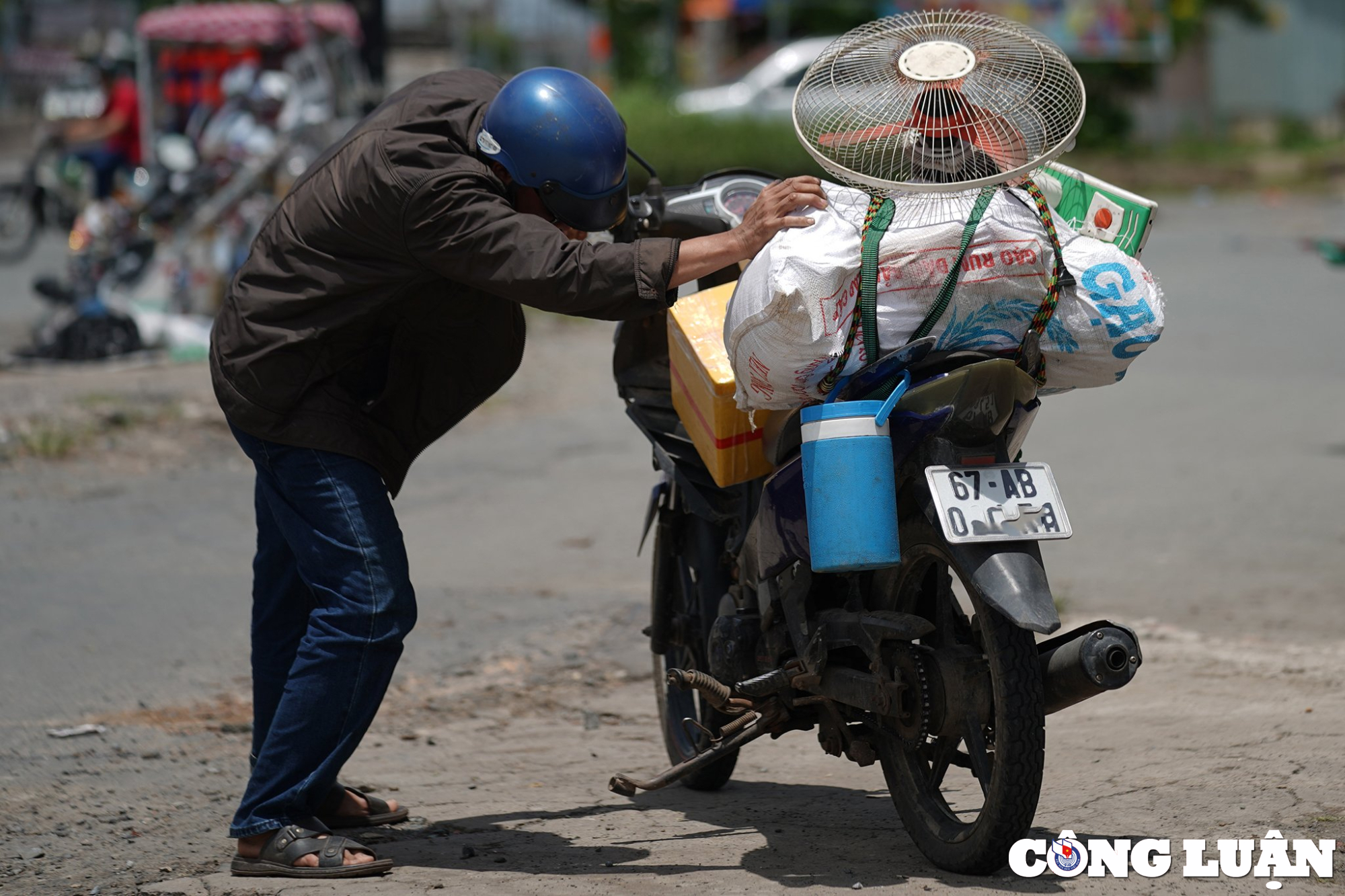 sau nghi le 2 9 nguoi dan un un tro ve tp hcm trong con mua hinh 8