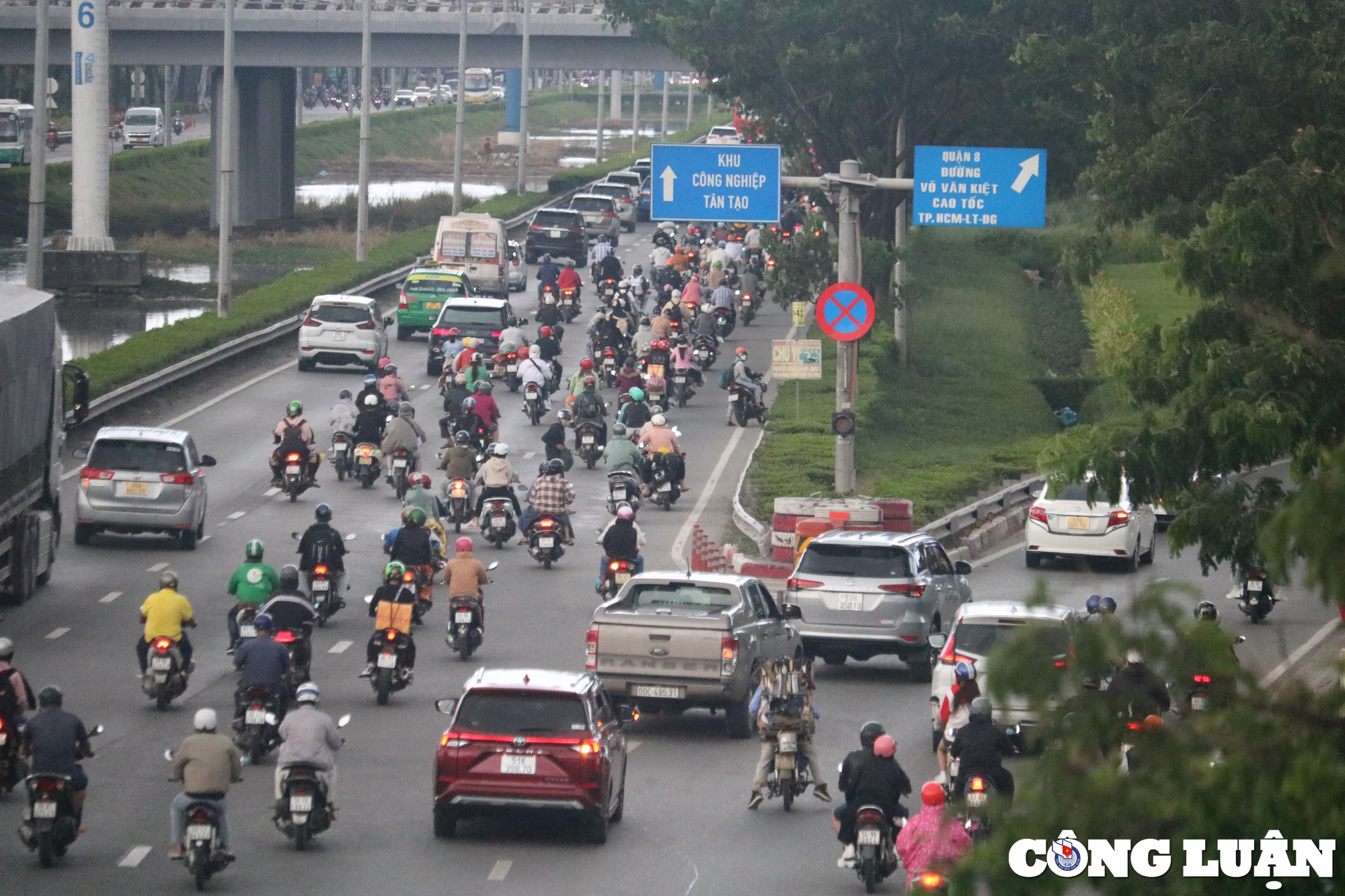 sau nghi le 2 9 nguoi dan un un tro ve tp hcm trong con mua hinh 14