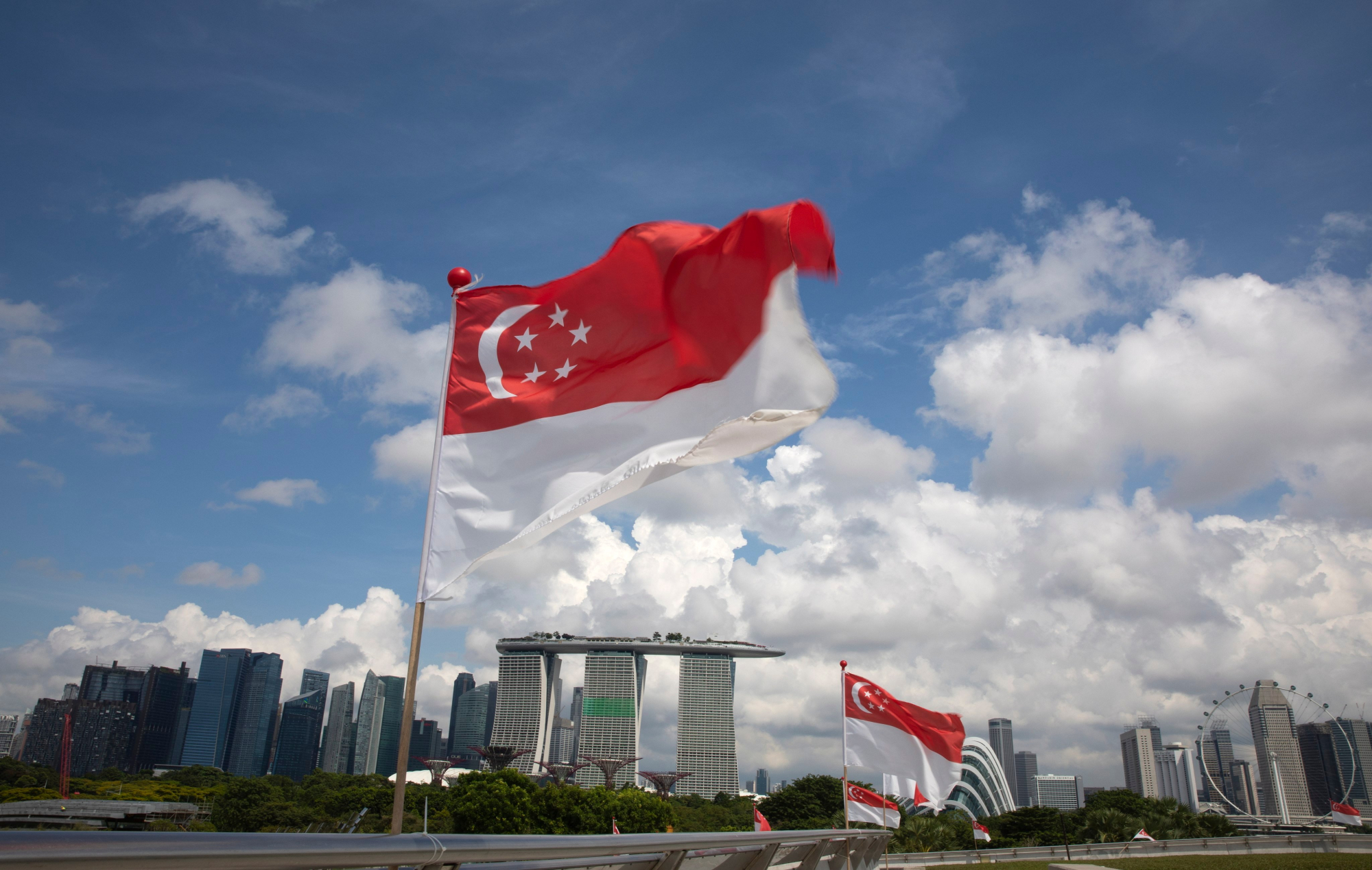 Thị trường bất động sản Singapore đang phát triển mạnh mẽ với những dự án được nhiều đầu tư lớn. Với việc đầu tư vào bất động sản Singapore, bạn sẽ được trải nghiệm nơi sống hoàn hảo, an cư lạc nghiệp, được hưởng các tiện ích hiện đại và đẳng cấp.