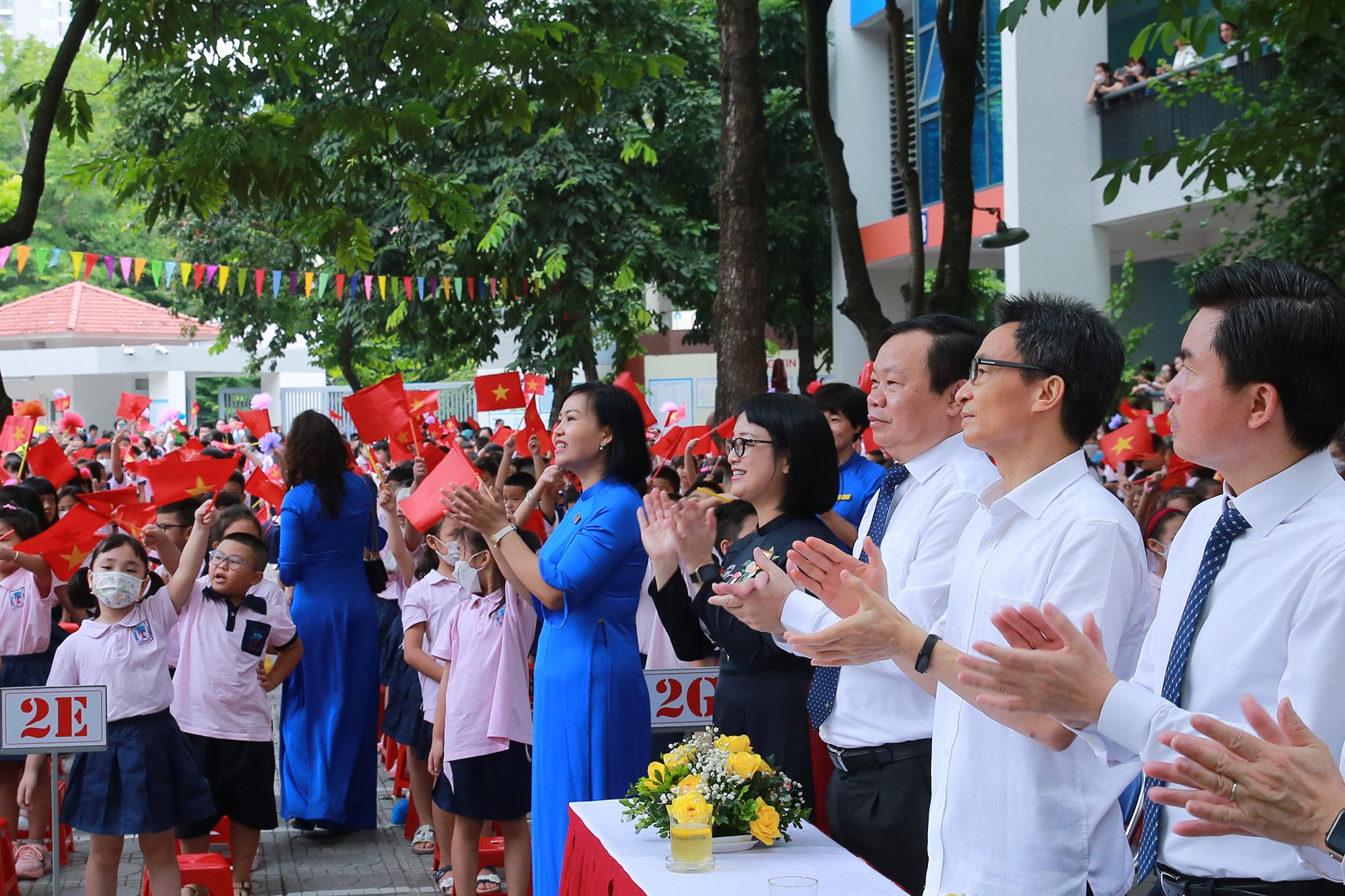 pho thu tuong vu duc dam vui khai giang voi cac chau hoc sinh truong tieu hoc trung tu hinh 1