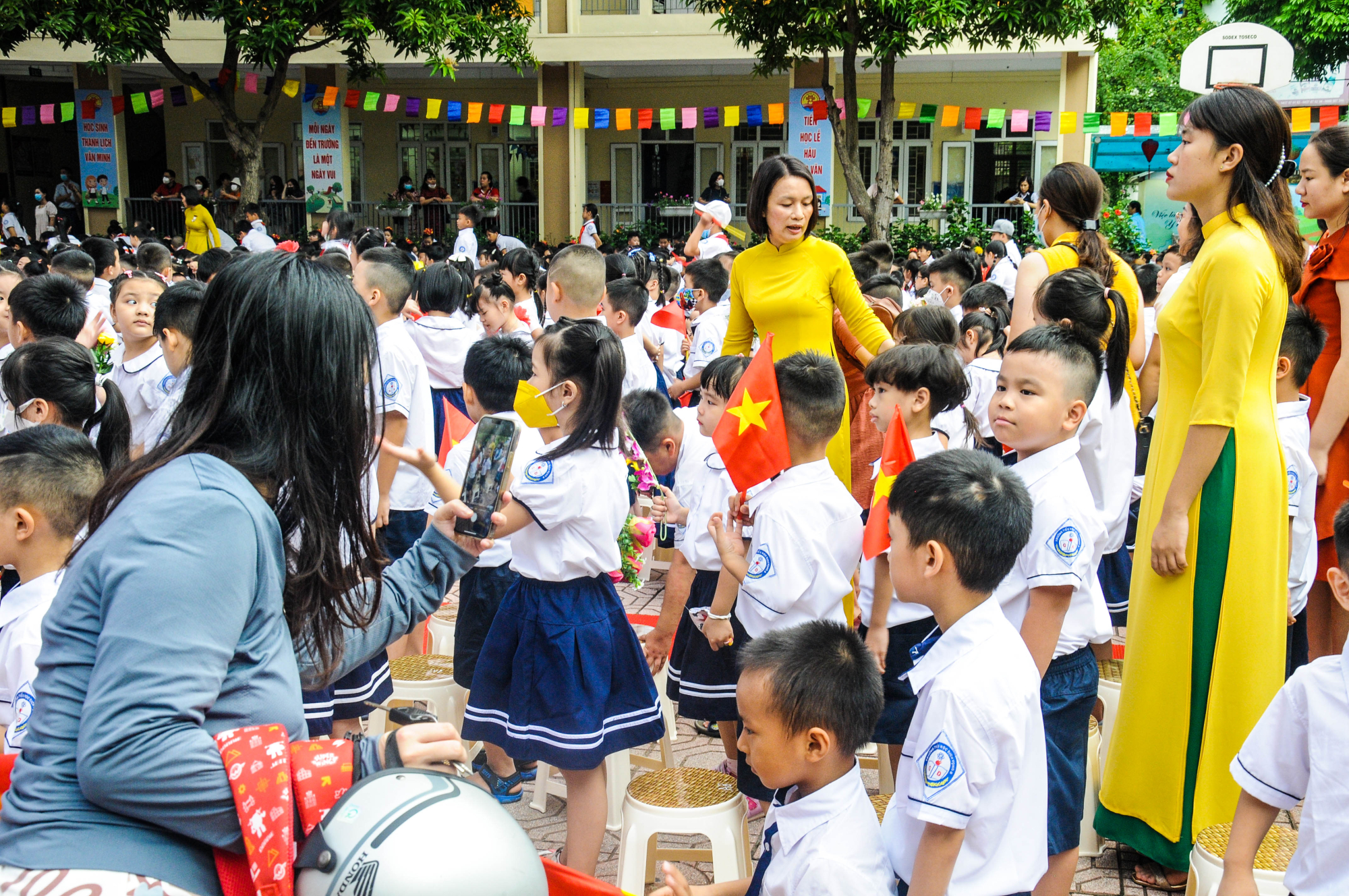 ha noi hoc sinh lop 1 phan khoi du le khai giang nam hoc moi hinh 4