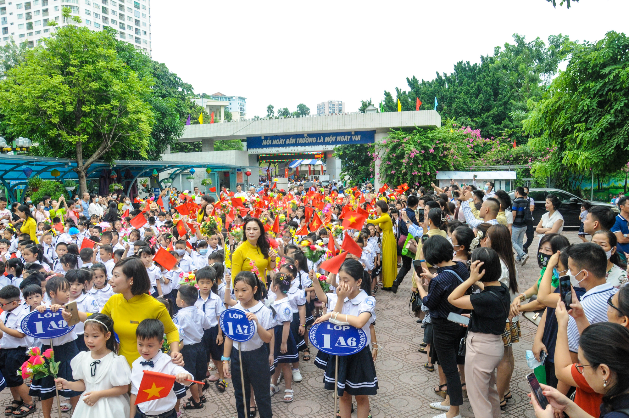 ha noi hoc sinh lop 1 phan khoi du le khai giang nam hoc moi hinh 2