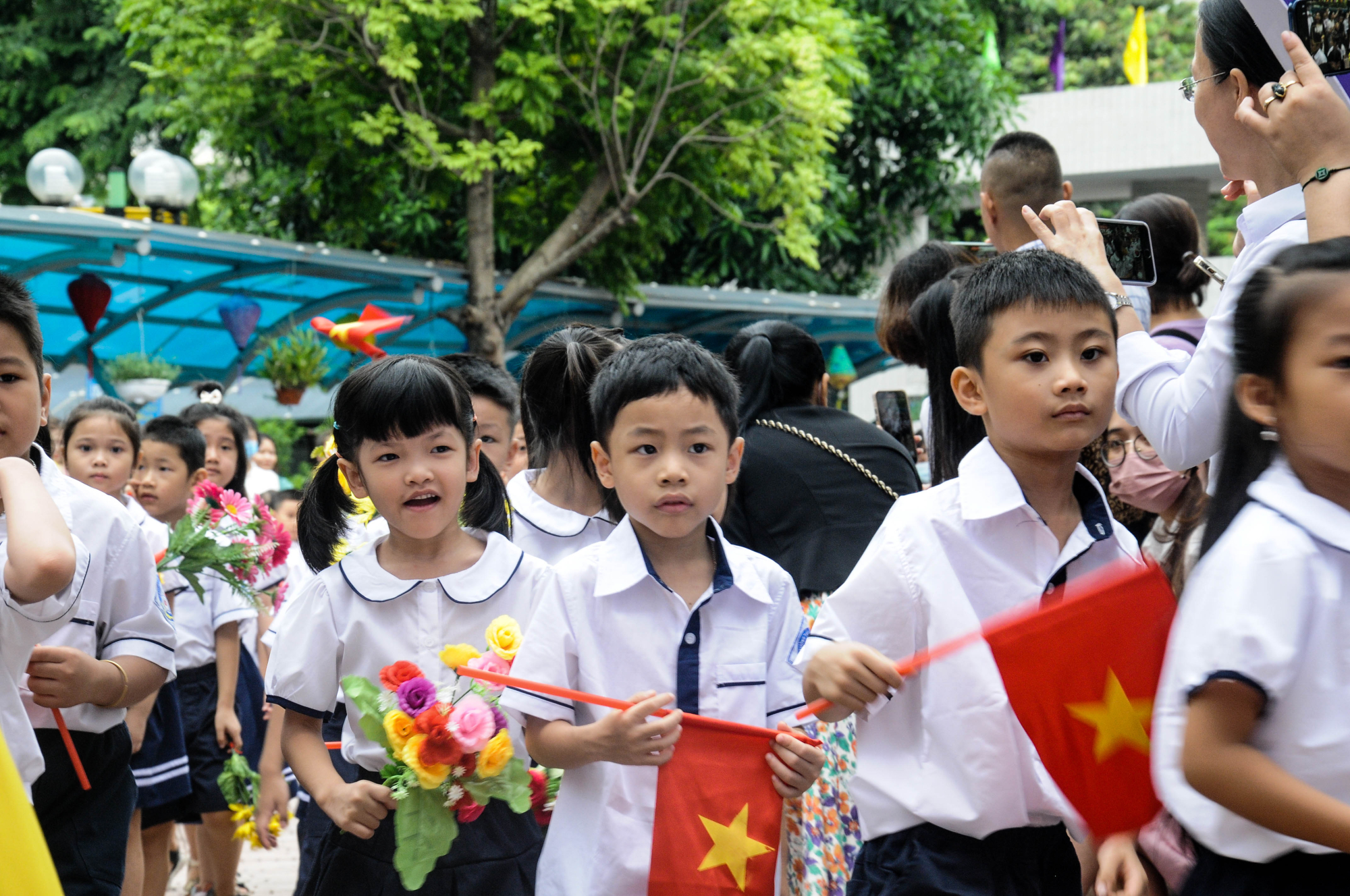 ha noi hoc sinh lop 1 phan khoi du le khai giang nam hoc moi hinh 9