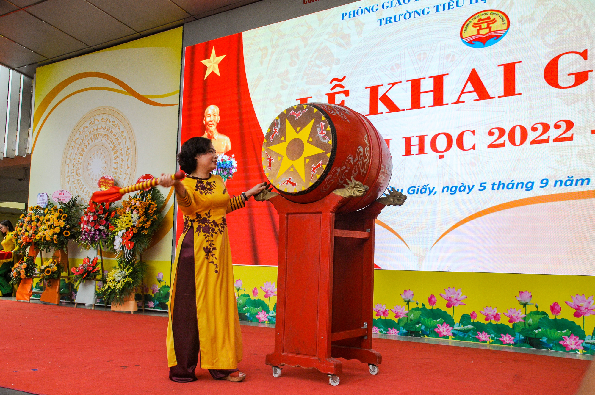 ha noi hoc sinh lop 1 phan khoi du le khai giang nam hoc moi hinh 12