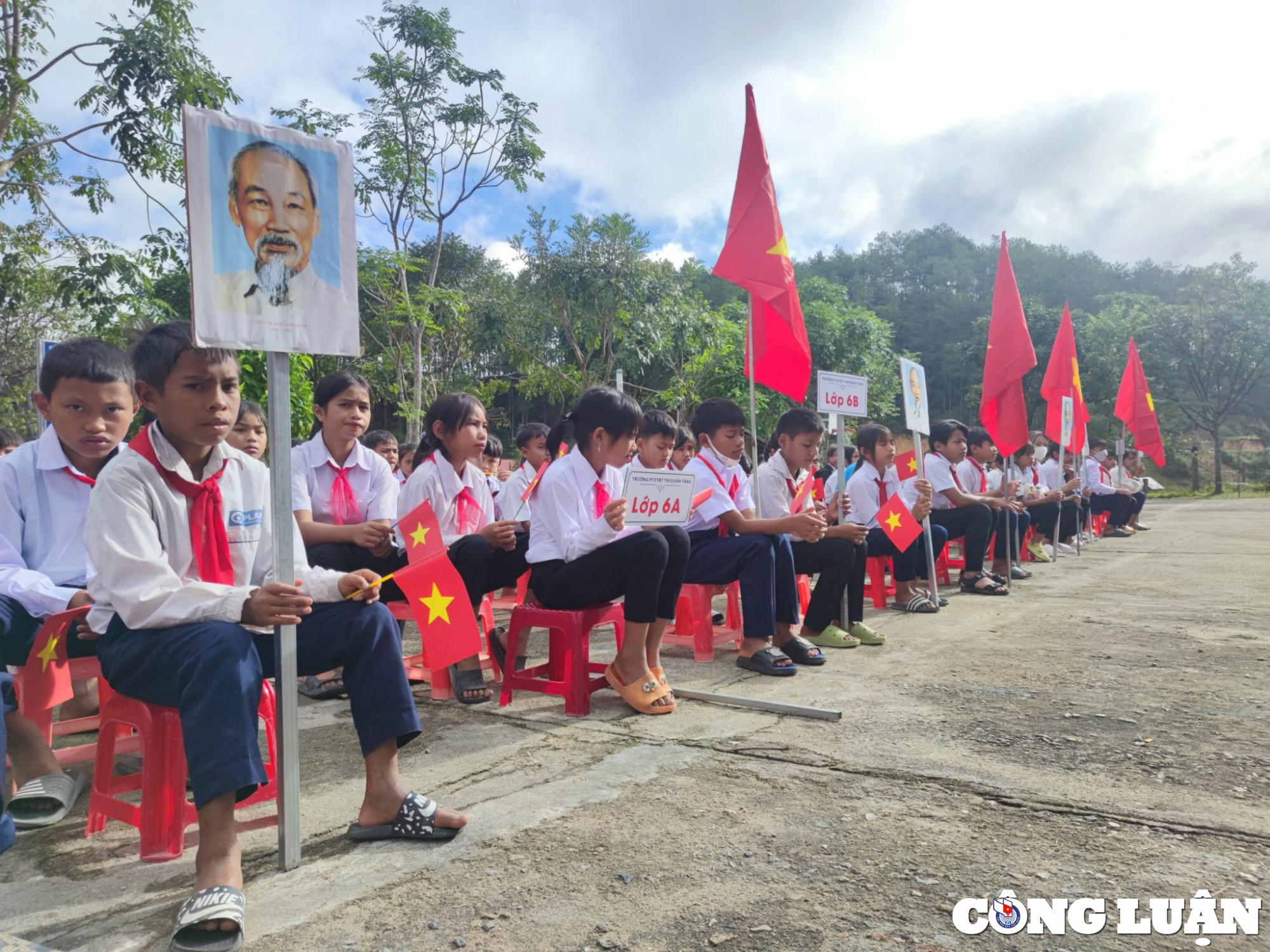 hoc sinh vung tam chan dong dat buoc vao nam hoc moi van con nhieu lo lang hinh 1