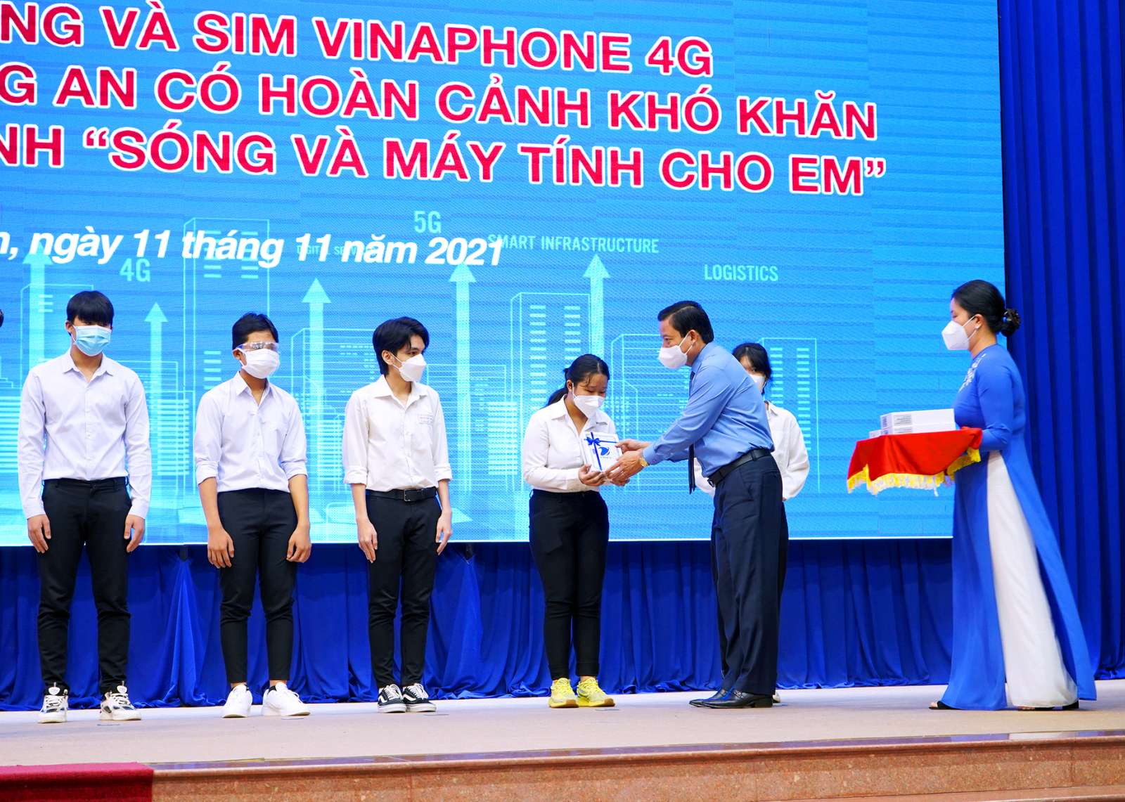 voi song va may tinh cho em da khong hoc sinh nao bi bo lai phia sau hinh 1