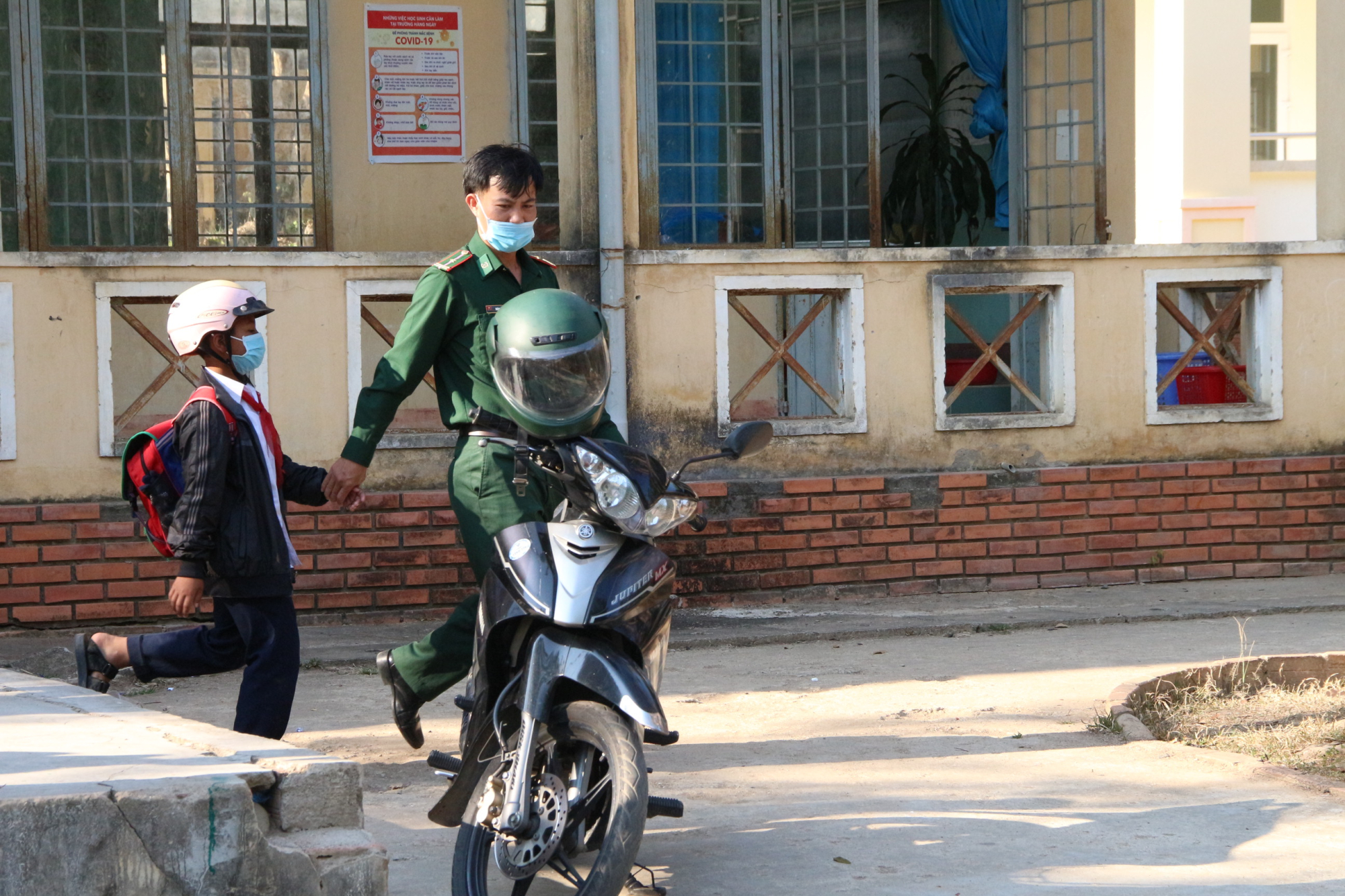 nuong tua mai nha nguoi linh quan ham xanh de nuoi con chu hinh 3