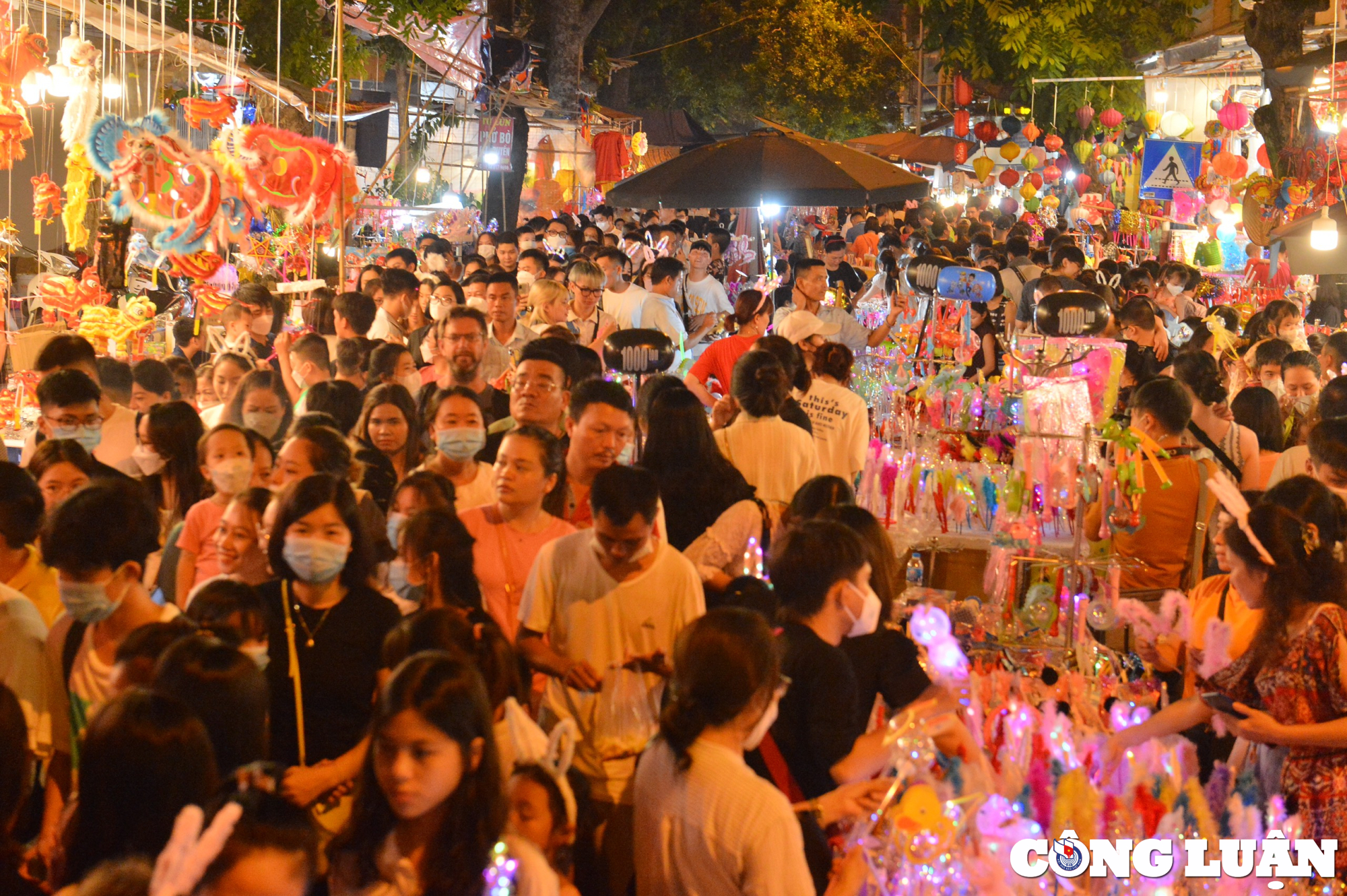 ha noi hang nghin nguoi dan do ve pho hang ma choi trung thu hinh 2