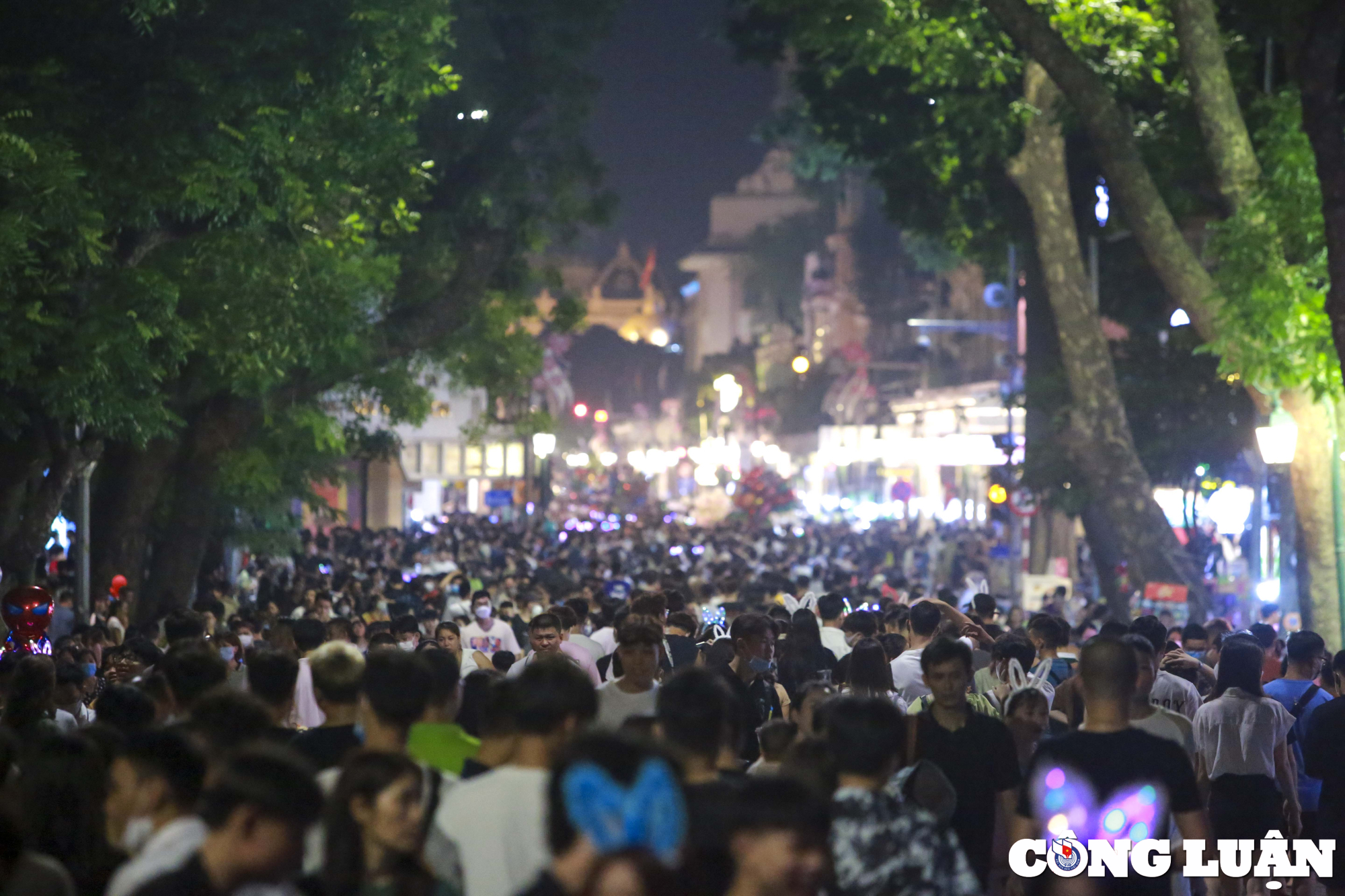 ha noi dong nguoi do ra duong dem trung thu nhieu tuyen pho un tac hinh 6