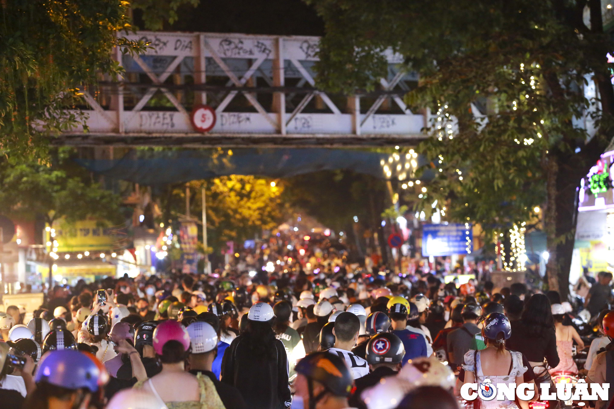 ha noi dong nguoi do ra duong dem trung thu nhieu tuyen pho un tac hinh 2