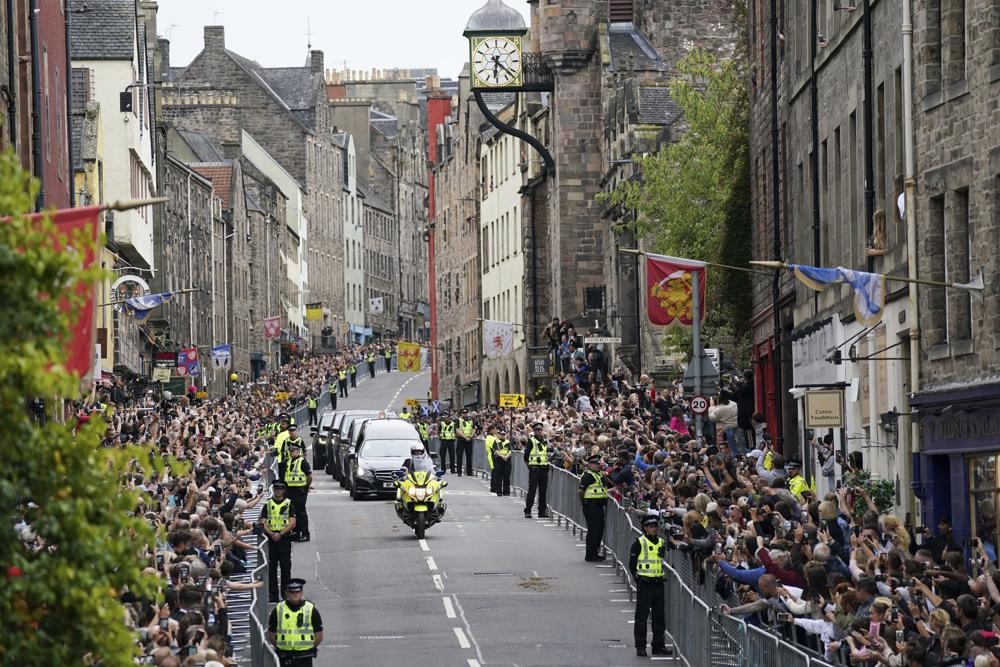 quan tai cua nu hoang elizabeth ii duoc dua den edinburgh hinh 1