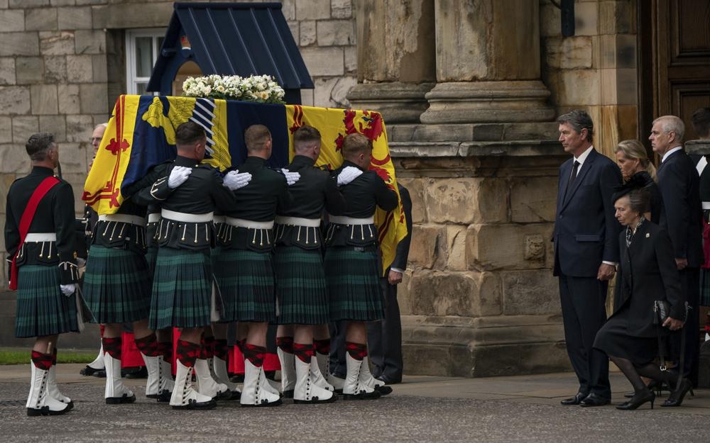 quan tai cua nu hoang elizabeth ii duoc dua den edinburgh hinh 3