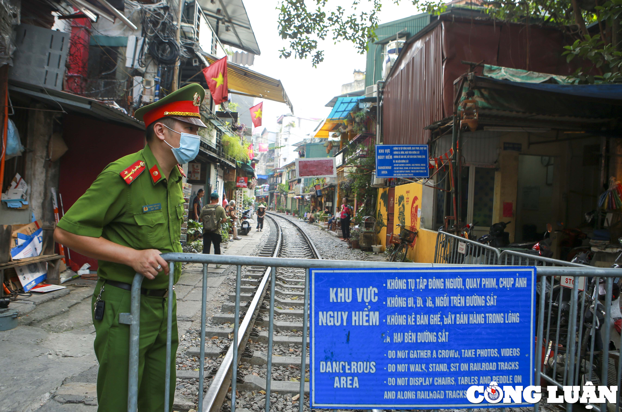 ha noi dung rao chan tai pho ca phe duong tau hinh 1