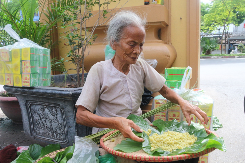 nhung nguoi ban hang nang long voi com ha noi hinh 2