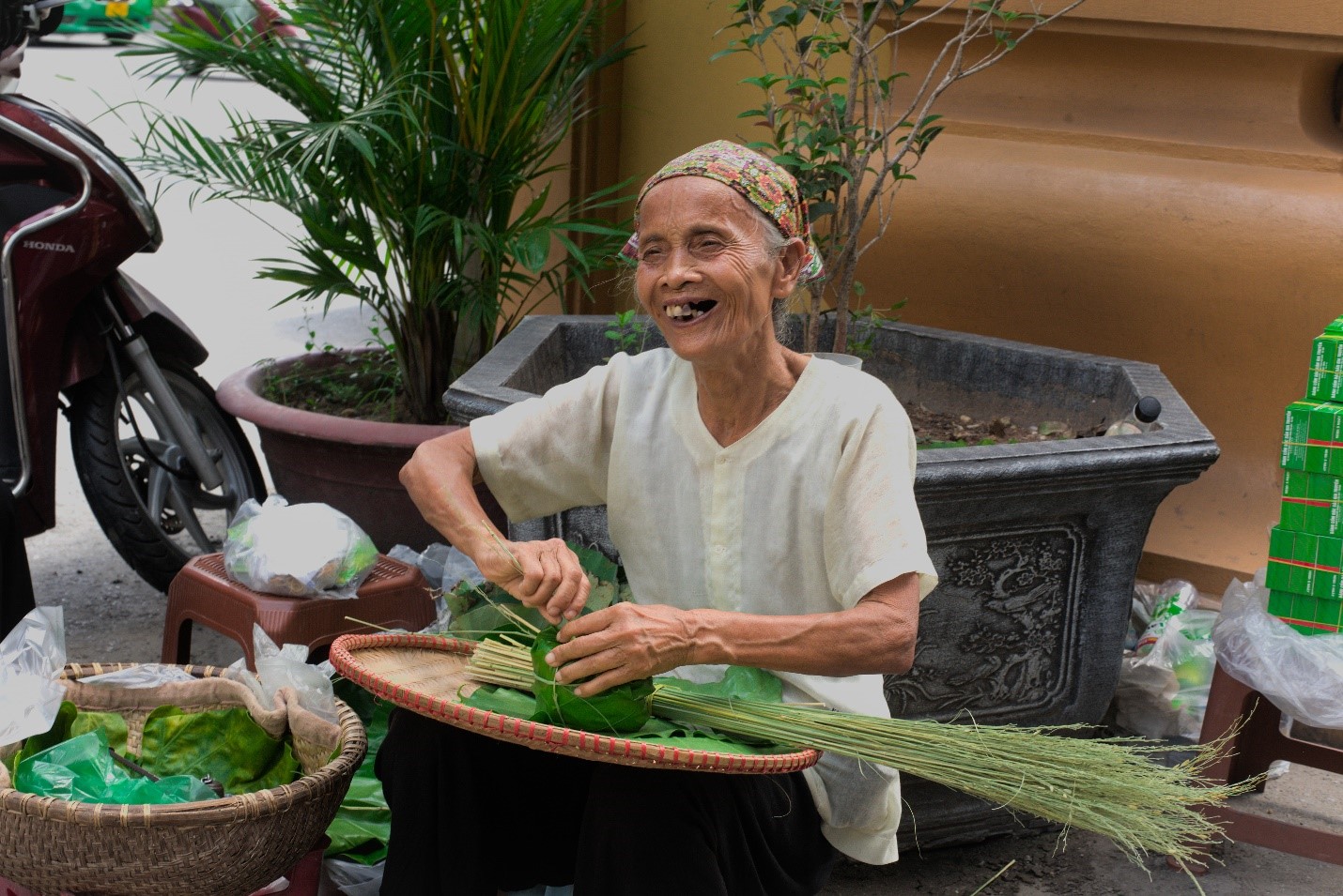 nhung nguoi ban hang nang long voi com ha noi hinh 1