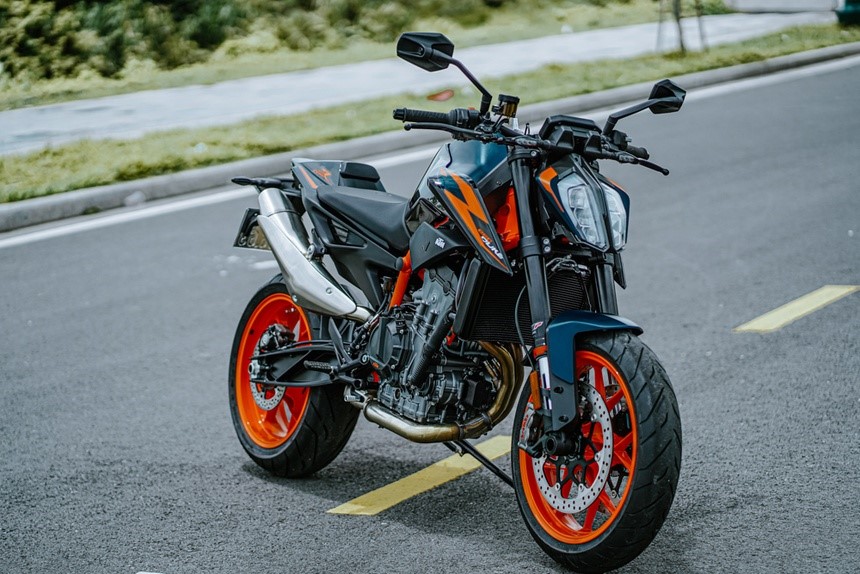 ktm 890 duke r 2022 dau tien ve viet nam hinh 1