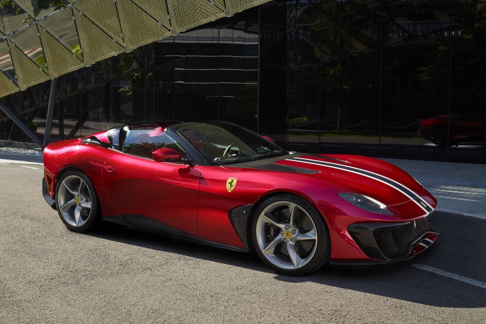Mô hình siêu xe Ferrari màu đỏ 3D - Free Template Powerpoint, 3D Models,  Canva Pro