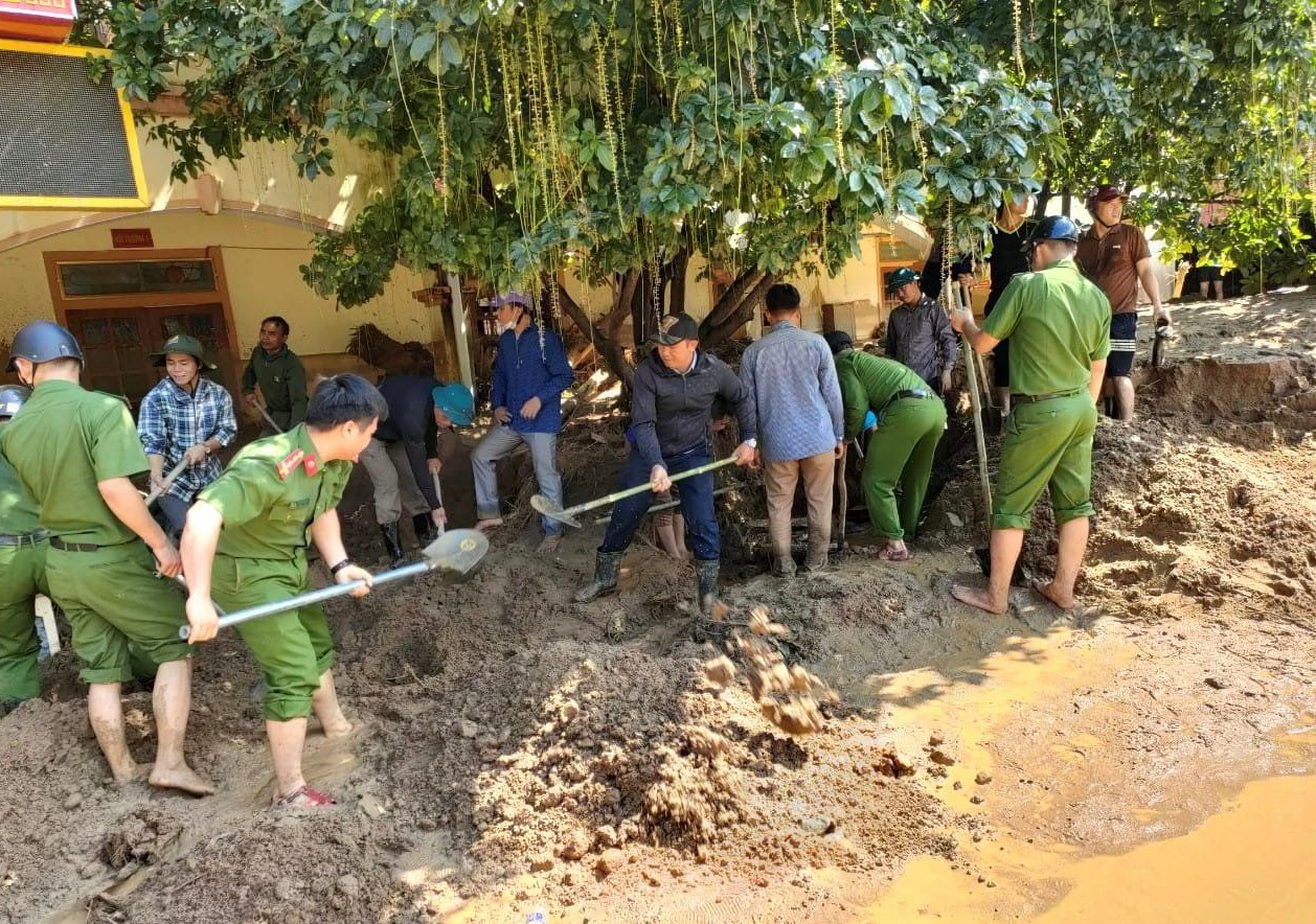 suc nguoi suc cua huong ve vung lu quet hinh 1