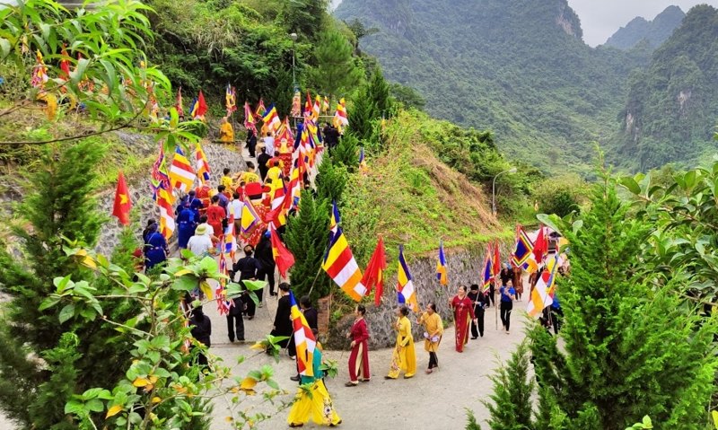 lung linh sac mau le hoi thac ban gioc 2022 hinh 4