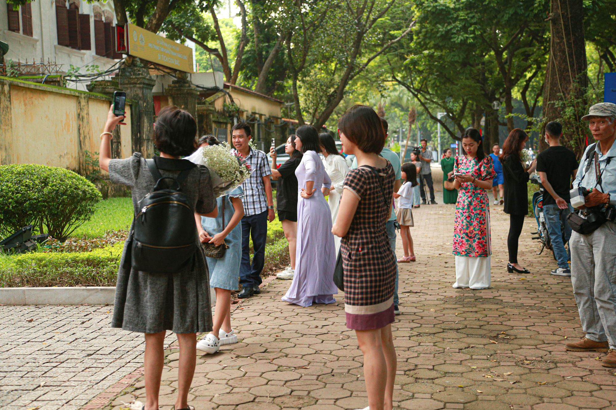 chi em no nuc len do check in o con duong lang man nhat ha noi hinh 1