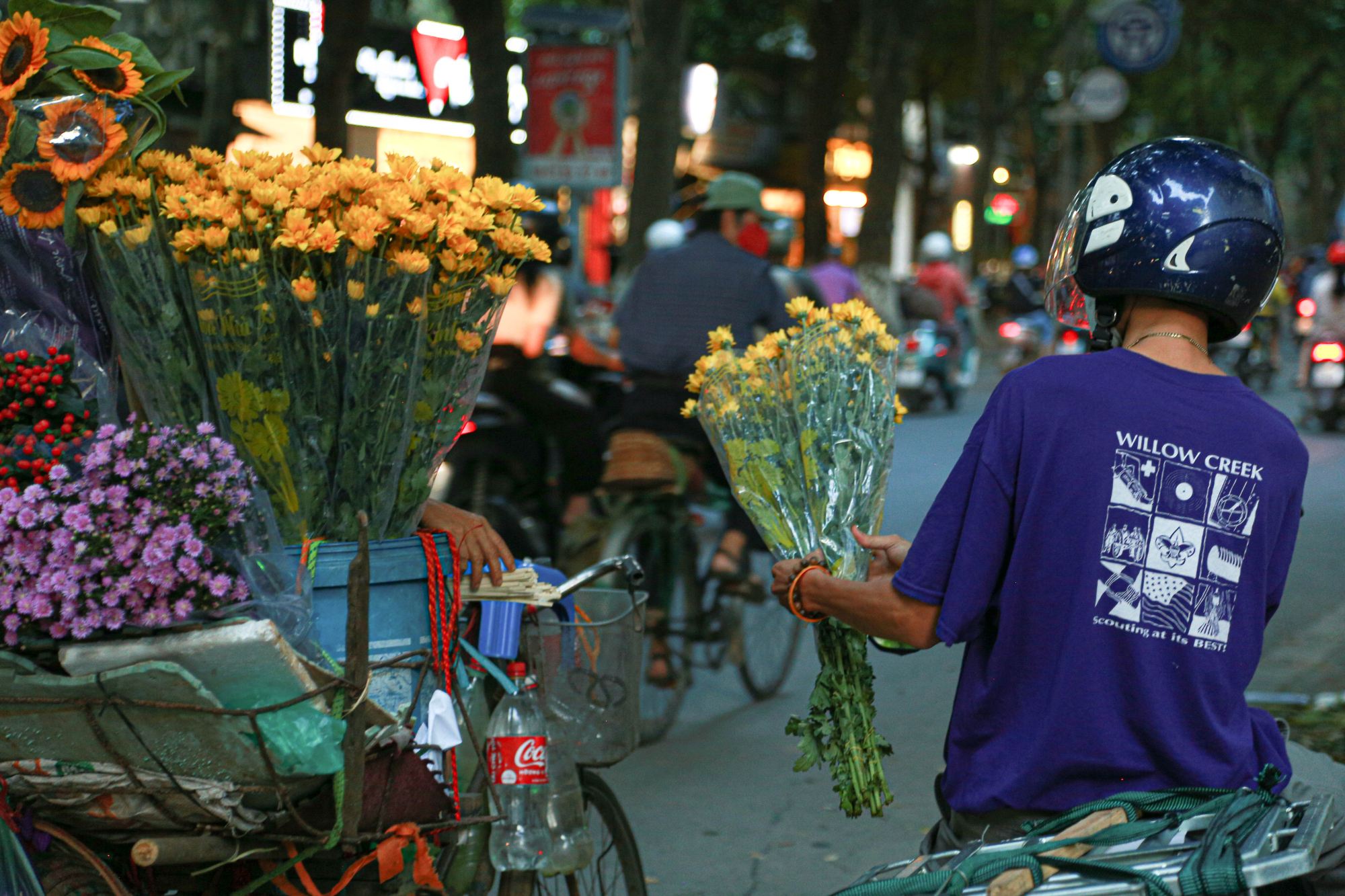 chi em no nuc len do check in o con duong lang man nhat ha noi hinh 10