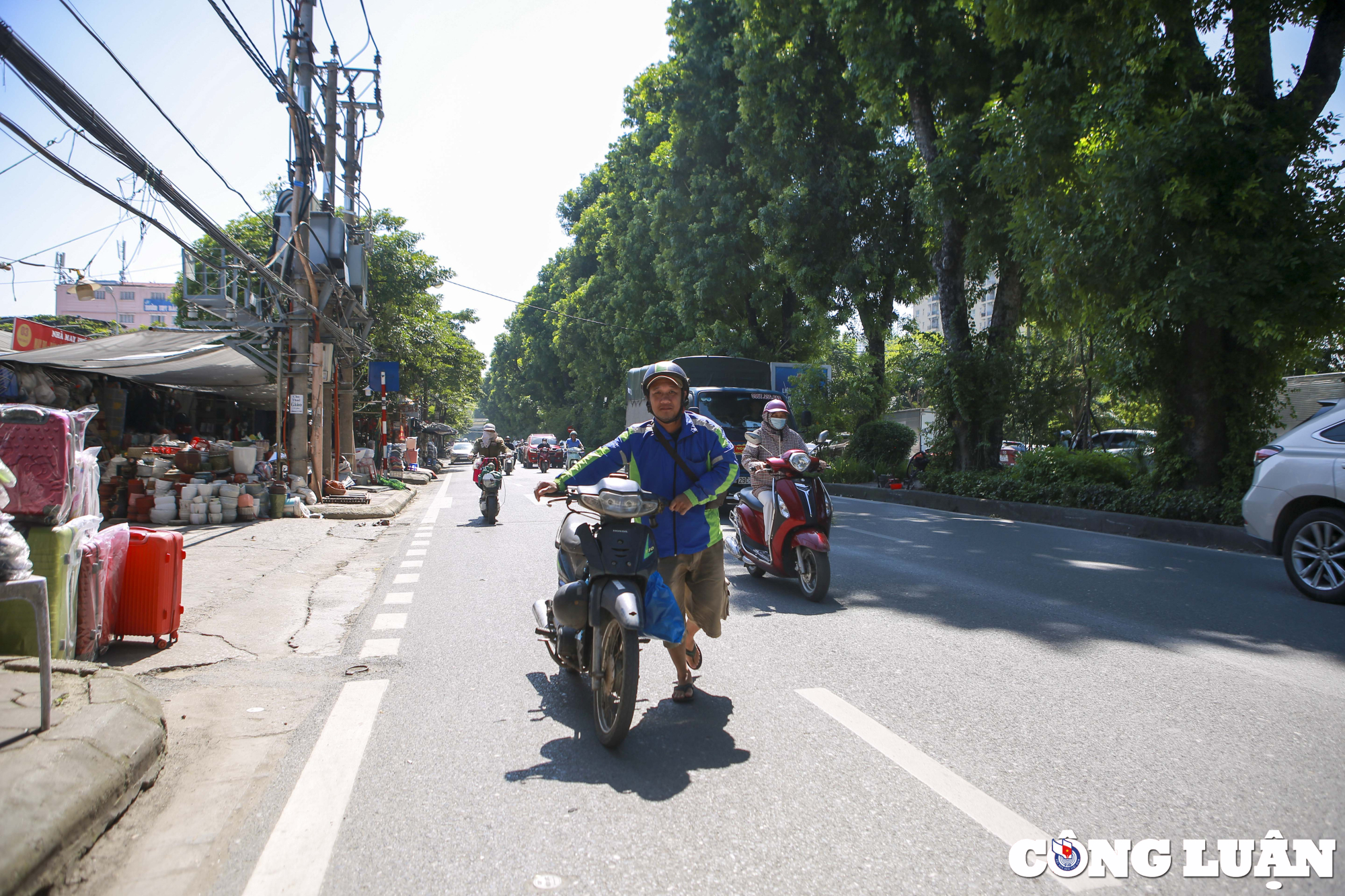 ha noi nguoi dan un un di do xang cay xang treo bien dung ban hang hinh 10