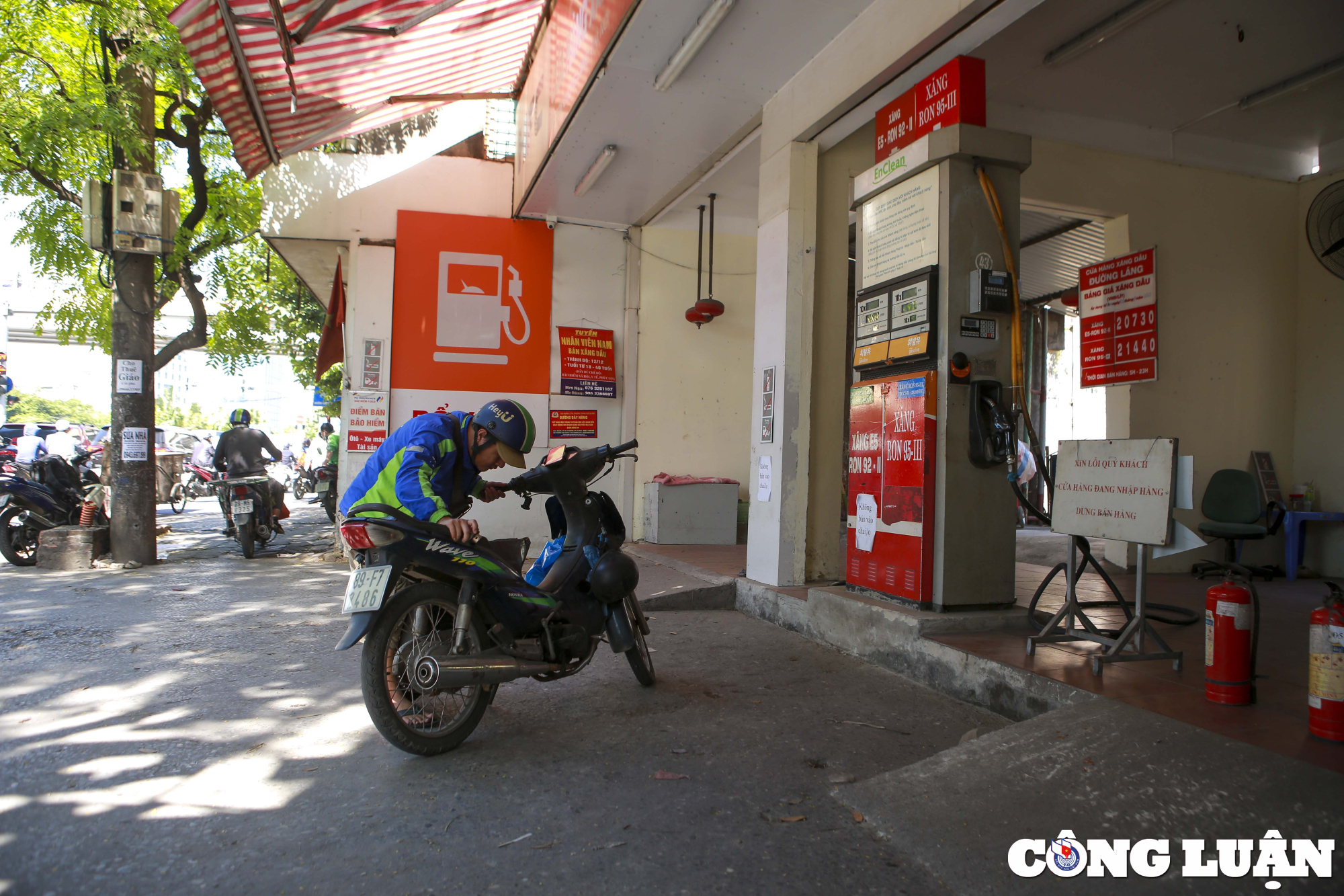 ha noi nguoi dan un un di do xang cay xang treo bien dung ban hang hinh 7