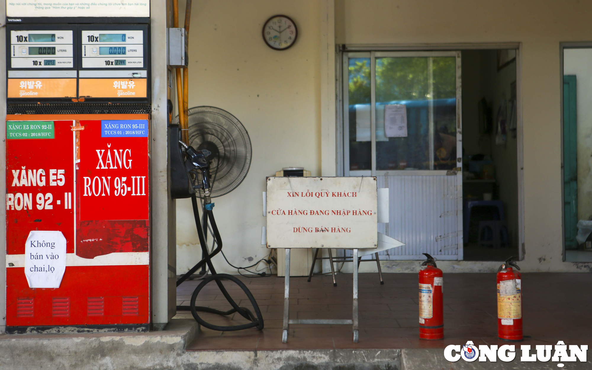 ha noi nguoi dan un un di do xang cay xang treo bien dung ban hang hinh 6