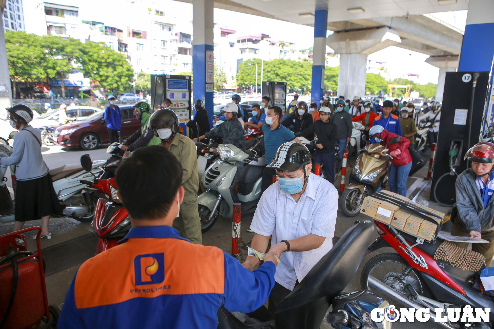 ha noi nguoi dan un un di do xang cay xang treo bien dung ban hang hinh 3