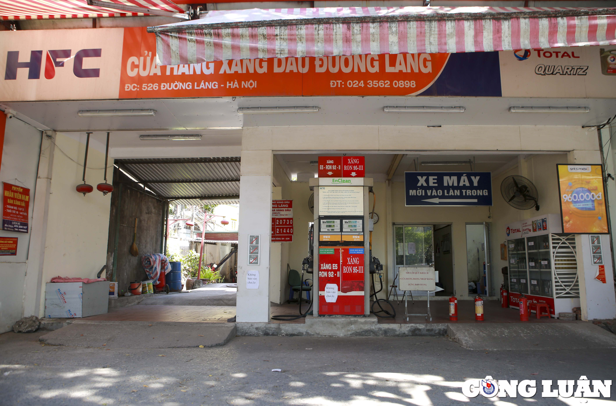 ha noi nguoi dan un un di do xang cay xang treo bien dung ban hang hinh 9