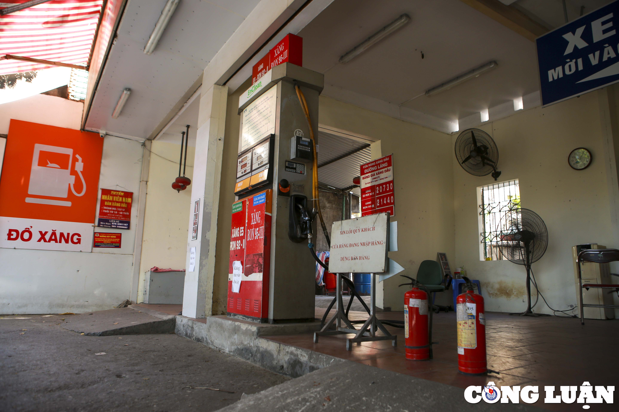 ha noi nguoi dan un un di do xang cay xang treo bien dung ban hang hinh 8