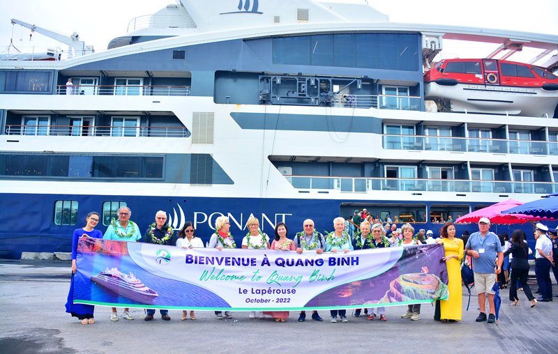 gan 100 du khach den quang binh bang du thuyen quoc te cao cap hinh 1