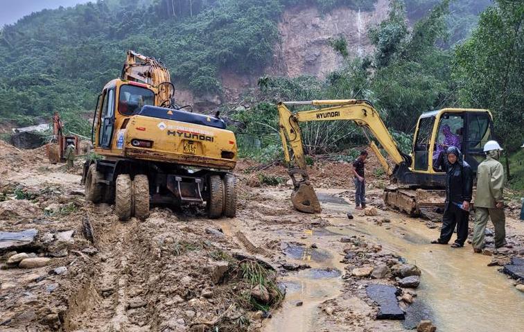 khac phuc hau qua mua lu doi voi he thong ha tang giao thong hinh 1