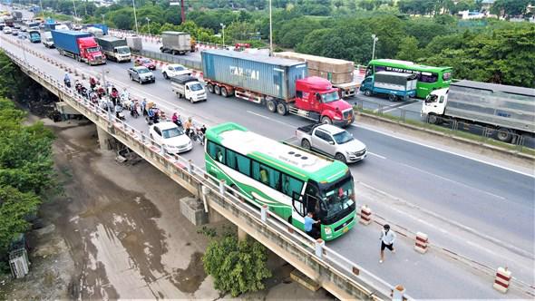 o to van di vao lan xe may tren cau thanh tri ha noi hinh 1