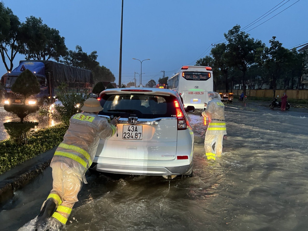 tp da nang csgt giup do nhieu phuong tien qua vung ngap nuoc hinh 2