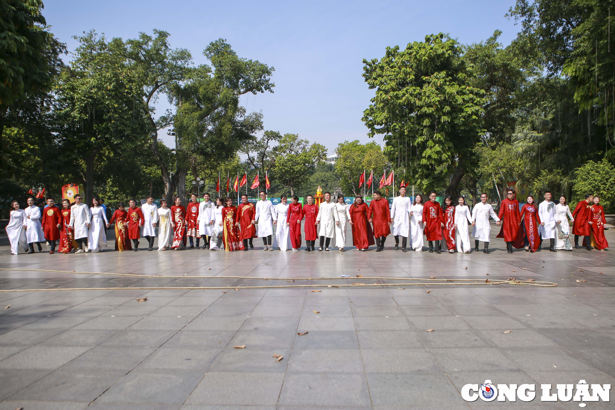 ha noi hinh anh hanh phuc cua 18 cap doi trong ngay dam cuoi tap the hinh 3