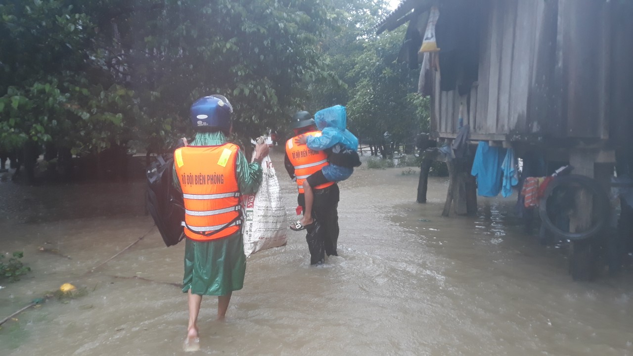 mua lon khien nhieu noi bi ngap lut sat lo o quang binh hinh 2