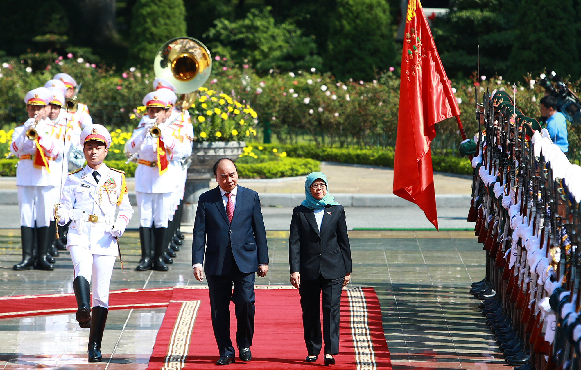 chu tich nuoc nguyen xuan phuc chu tri le don tong thong cong hoa singapore halimah yacob hinh 1