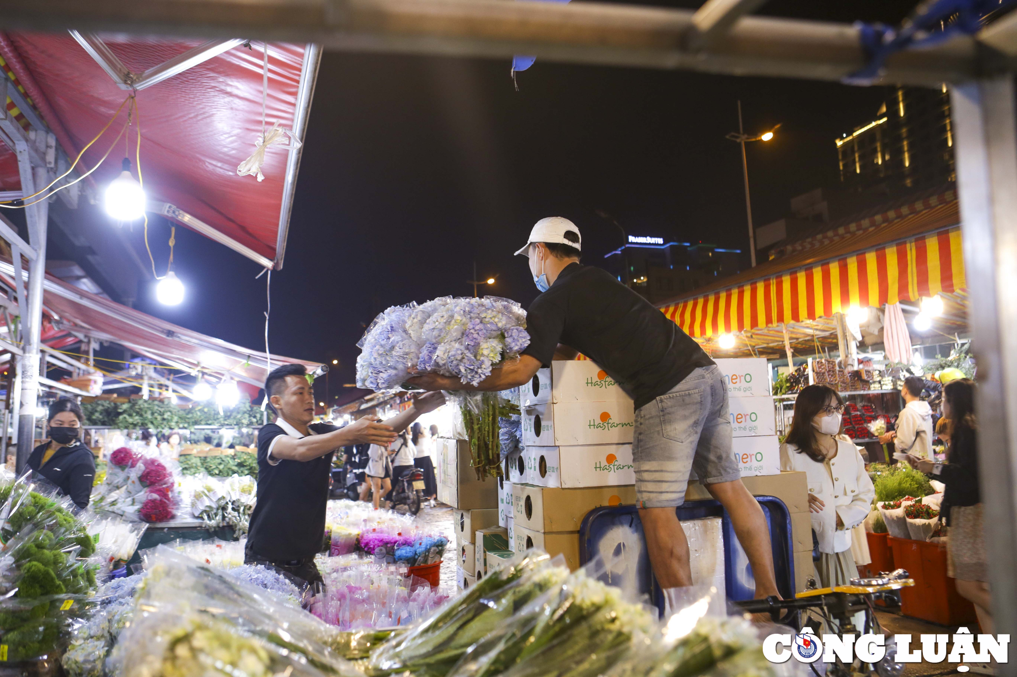 ha noi cho hoa quang an chat cung nguoi mua ke ban truoc ngay 20 10 hinh 5