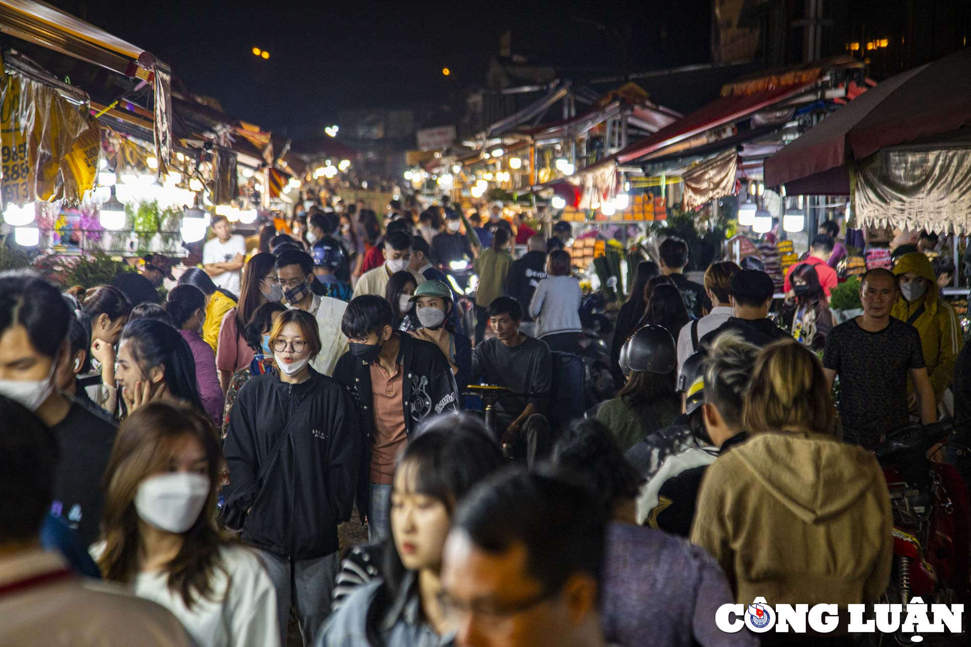 ha noi cho hoa quang an chat cung nguoi mua ke ban truoc ngay 20 10 hinh 1