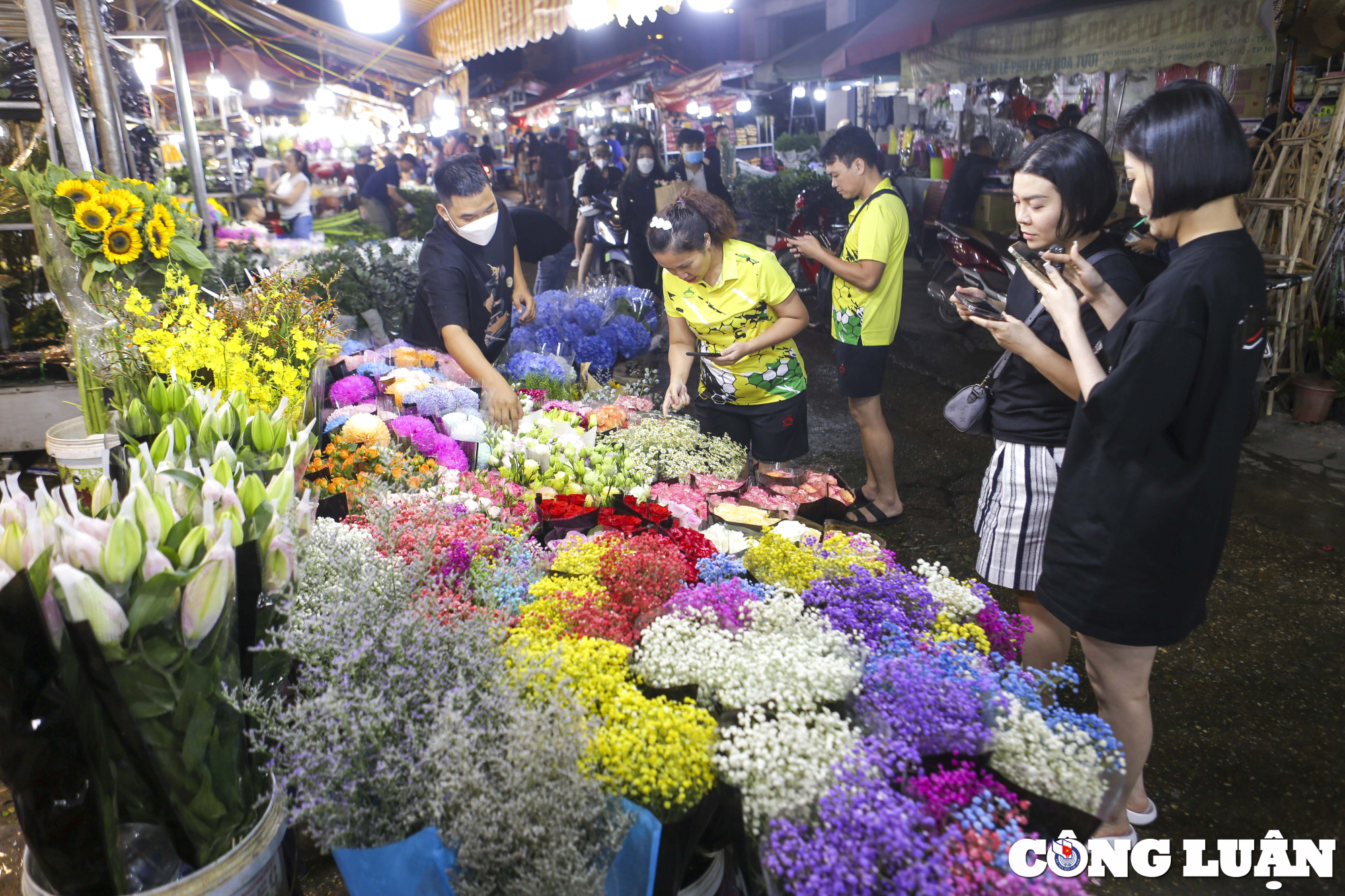 ha noi cho hoa quang an chat cung nguoi mua ke ban truoc ngay 20 10 hinh 3