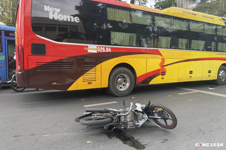 tp hcm tren duong di hoc nam sinh bi xe khach cuon vao gam hinh 1