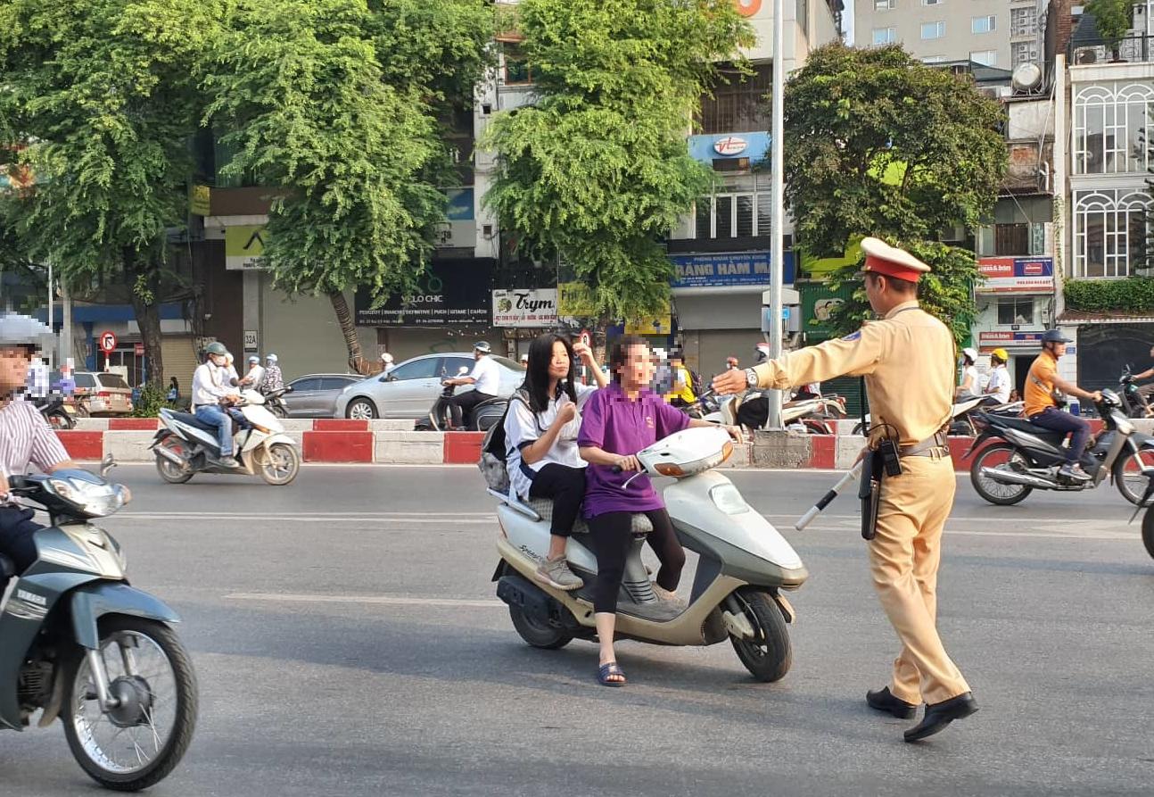 ha noi xu ly phu huynh vi pham luat giao thong khi dua don con den truong hinh 1