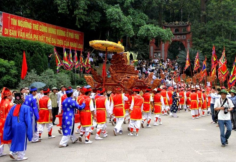 dang huong tuong niem cac vua hung trong ngay hoi van hoa cac dan toc tay bac 2022 hinh 1