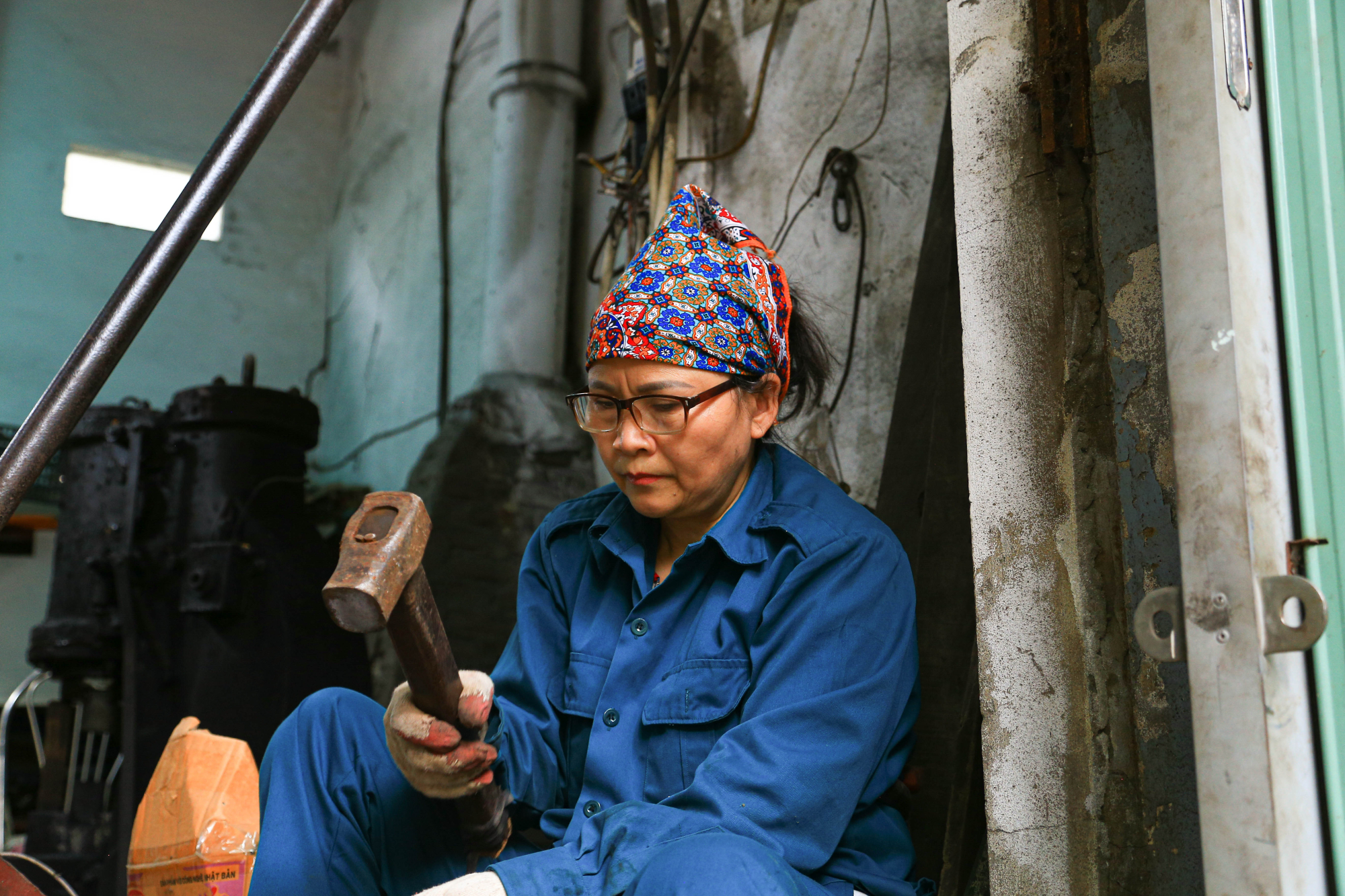 nguoi phu nu thep 30 nam giu lua nghe ren da sy hinh 9