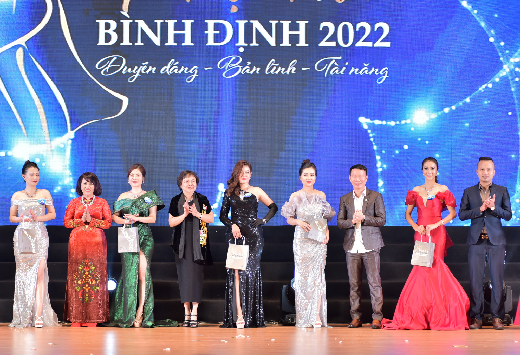 bung no dem chung ket cuoc thi toa sang ve dep phu nu binh dinh 2022 hinh 6